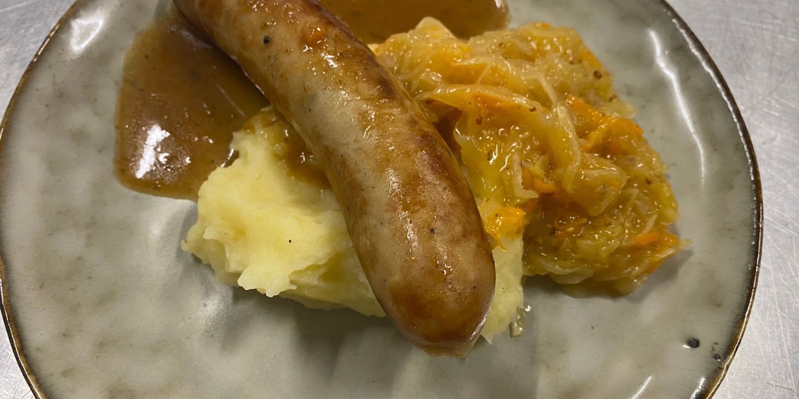 Thüringer Bratwurst mit Kartoffelpüree und Sauerkraut – Lecker Rezepte