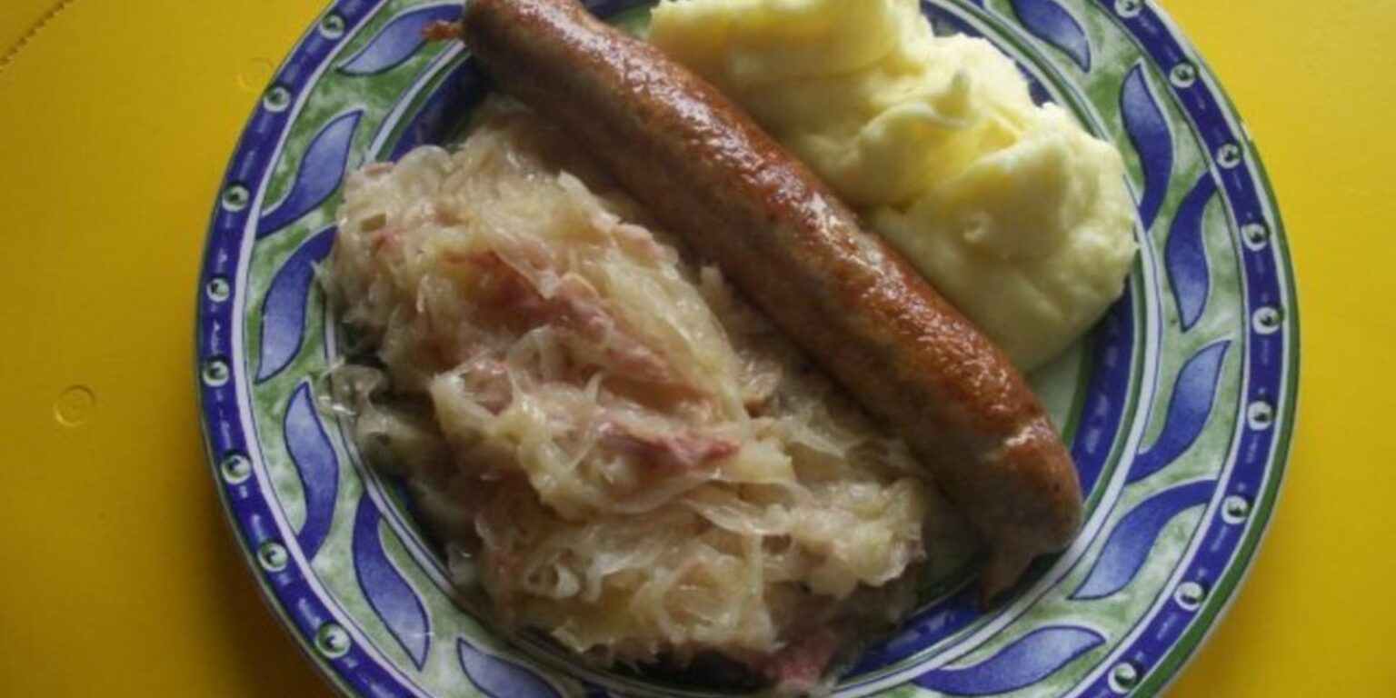 Thüringer Bratwurst mit Kartoffelpüree und Sauerkraut – Lecker Rezepte